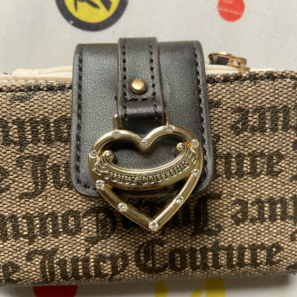 Juicy Couture Cream Wallet with Heart Keychain - Picture 5 of 6